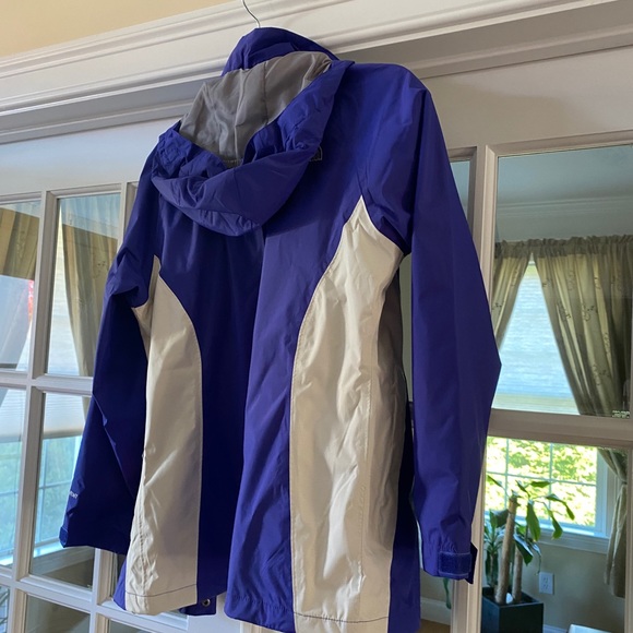 Northface Girls Rain Jacket - Picture 4 of 10